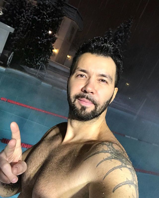 Денис Клявер плавает в открытом бассейне зимой