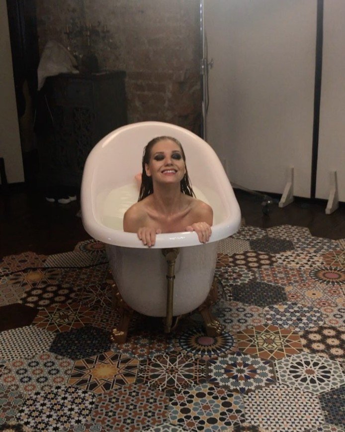 «Умеете взбудоражить общественность»: обнаженная Кристина Асмус в ванне шутит про свою грудь