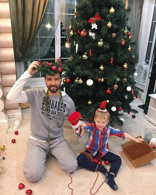 «Наряжаем красотку»: Денис Клявер с сыном украсили елку