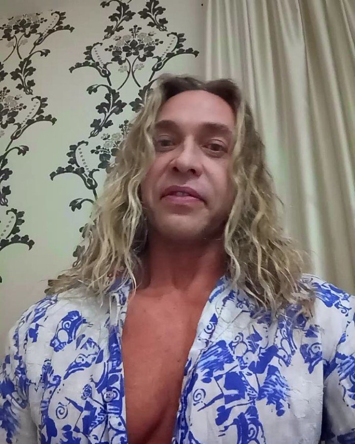  «Я вас обожаю»: Тарзан записал в кровати новогоднее видео 