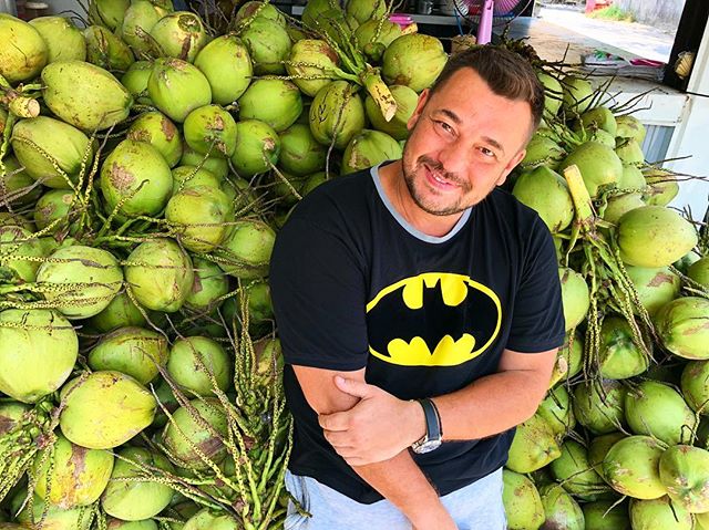 «Я должен был сделать такое фото»: Сергей Жуков показал снимок с кокосами