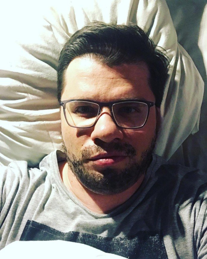Гарик Харламов посвятил бобру на листьях подорожника пост в Instagram