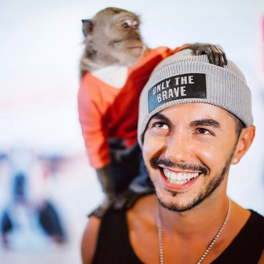 Тимур Родригез на премьеру сериала пришел с подругой-обезьяной