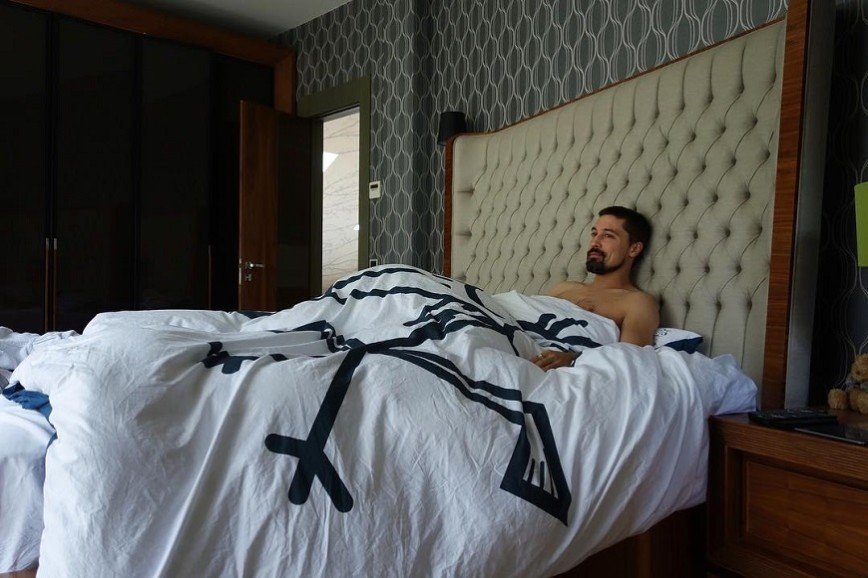 "Рука под одеялом? От этого слепнут!": Дима Билан в постели с самим собой 