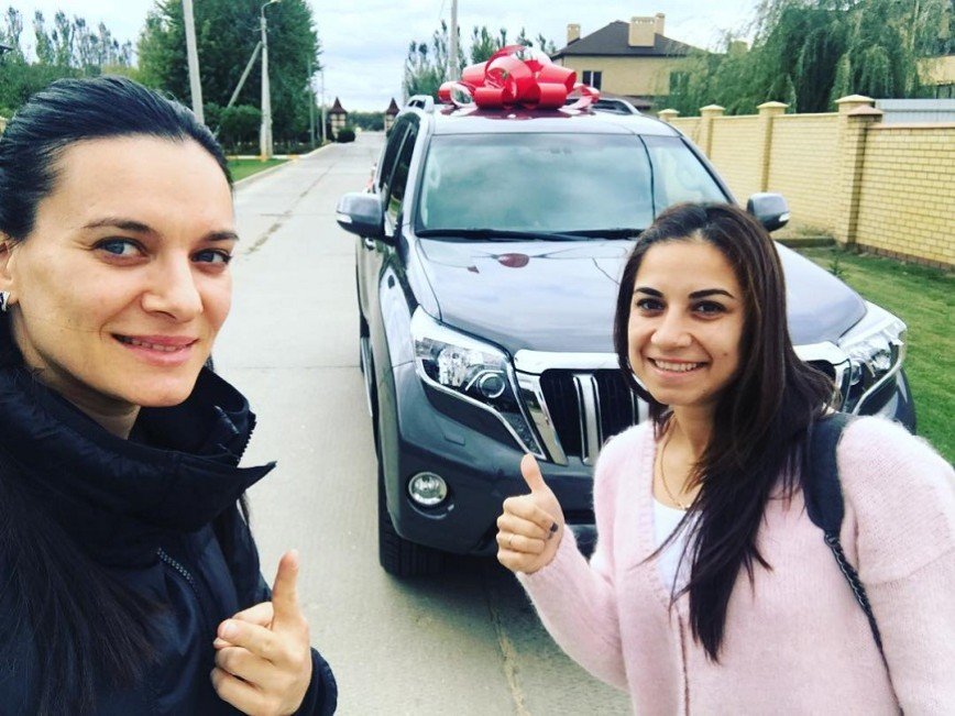 Елена Исинбаева подарила отцу автомобиль