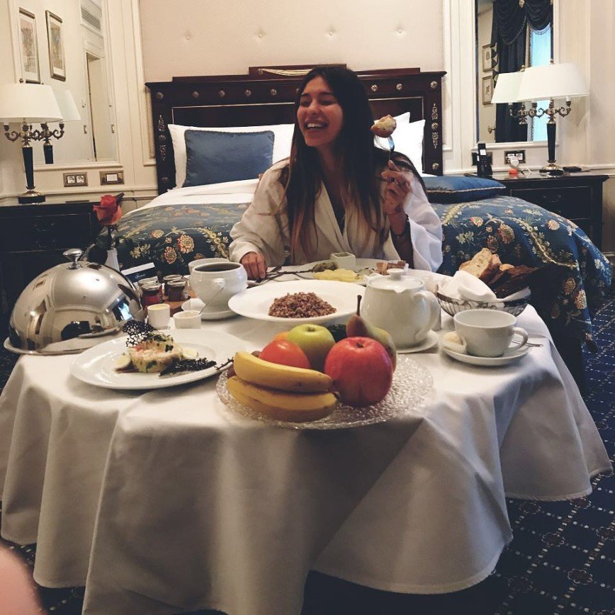«Целый пир»: Регина Тодоренко ест на завтрак котлету по-киевски