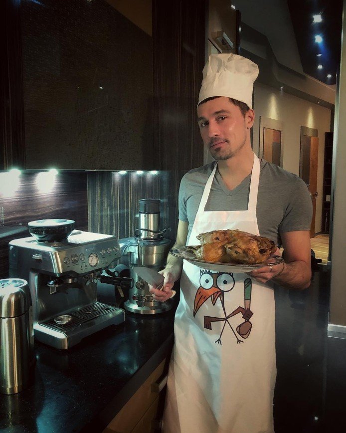 «Пора жениться»: Дима Билан сам готовит курицу