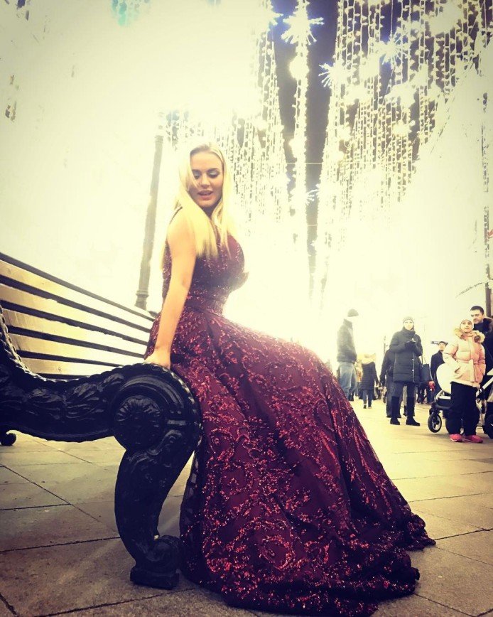 «Жаркая и добрая»: Анна Семенович прогулялась по Москве в платье