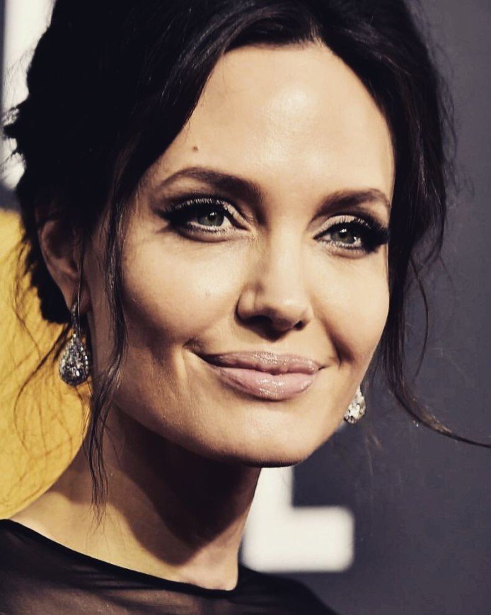 «Постарела без Питта»: Анджелина Джоли пришла на Золотой глобус в сопровождении сына