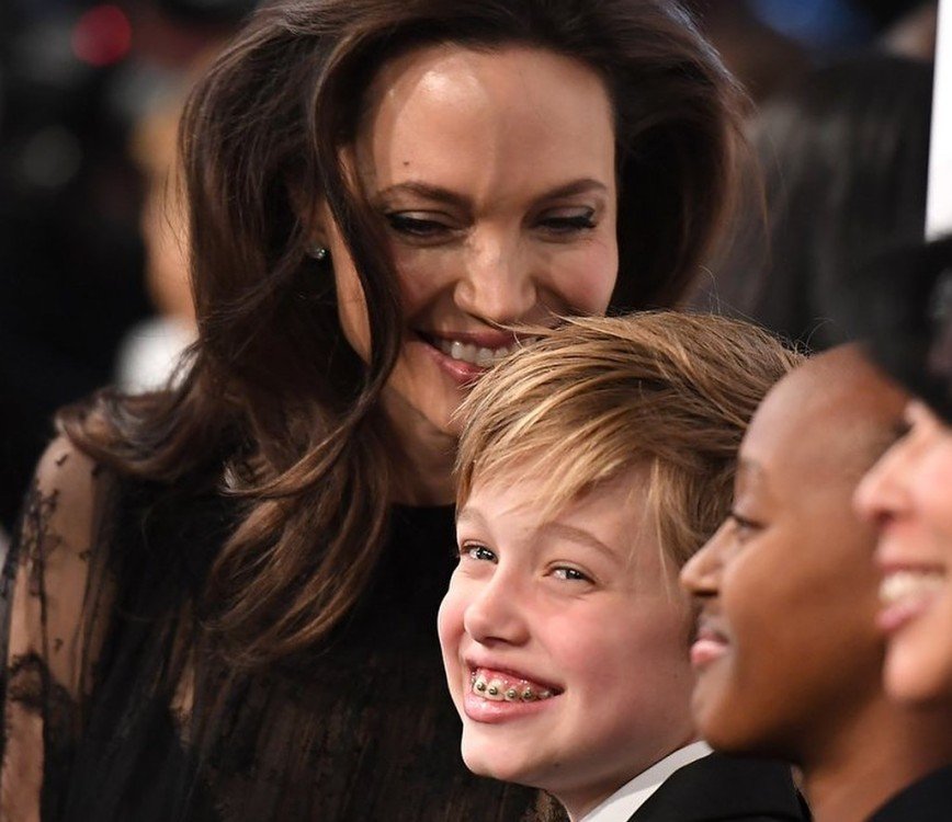 «Намучается с ней Джоли»: дочь Анджелины повредила ключицу, катаясь на сноуборде