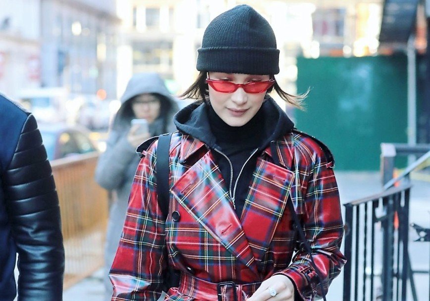 «Зима, холода»: Белла Хадид утеплилась для прогулки по Нью-Йорку