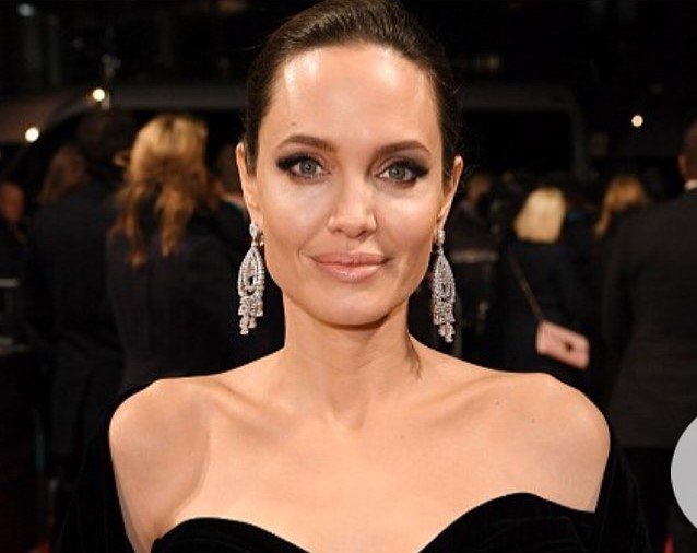 «Женщина без возраста»: Анджелина Джоли пришла на премию BAFTA в платье любимого цвета
