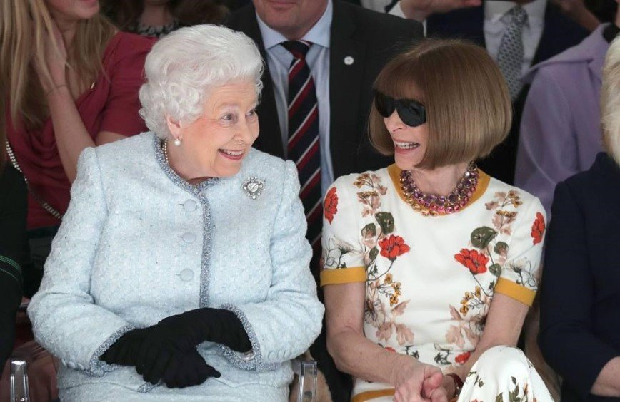 Елизавета II впервые в жизни посетила модный показ, выбрав молодого британца
