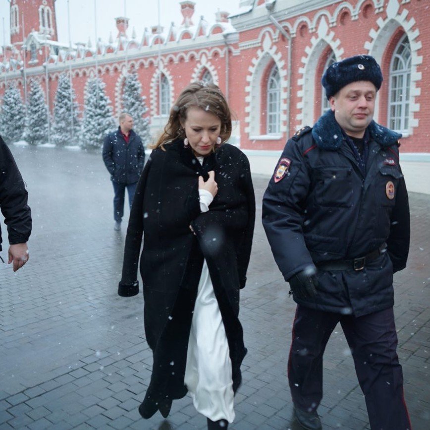 «Жириновский решил отомстить?»: Ксению Собчак облили водой в центре Москвы