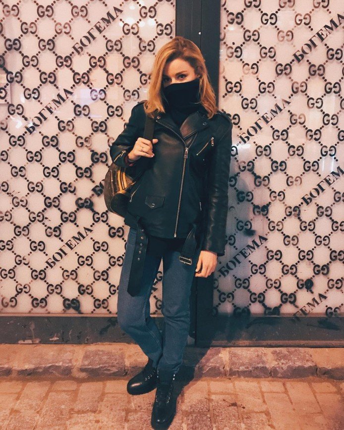 «Вы ни от кого не скрываетесь?»: Юлианна Караулова прячет лицо под шарфом
