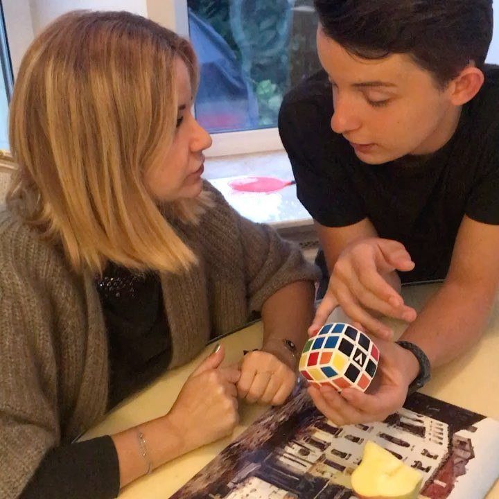 «Какой терпеливый»: сын Ольги Орловой учит звёздную маму собирать кубик Рубика