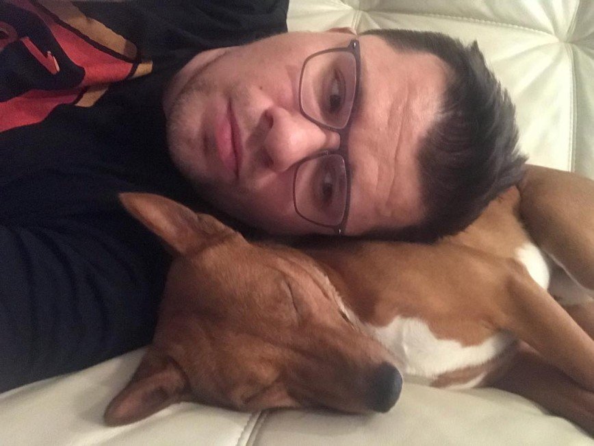 «Очень похожи»: Гарик Харламов сделал фото со спящей собакой