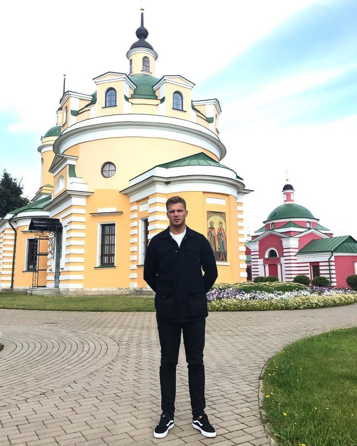 Олег Майами удивил фанатов новой фотографией на фоне церкви