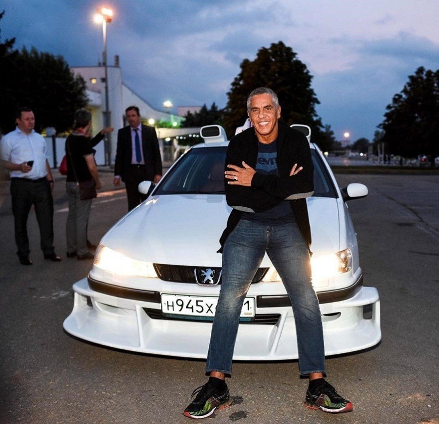 "Такси заказывали?": Сами Насери встретили на клоне его знаменитого авто в Ростове