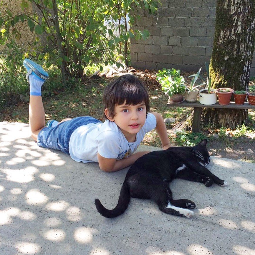 "Счастливое детство!": Анфиса Чехова позволяет сыну играть с животными, лежа на земле