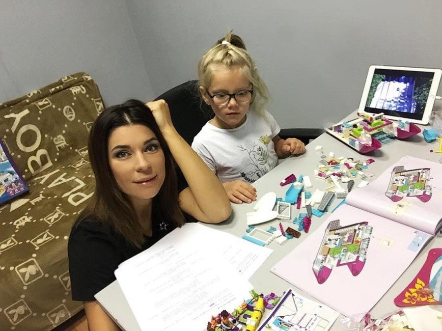 Екатерина Волкова привела дочь в школу 18 сентября