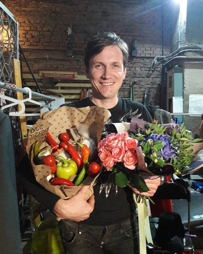 "Гонорары продуктами получаешь?": Вячеславу Мясникову дарят после концерта овощи