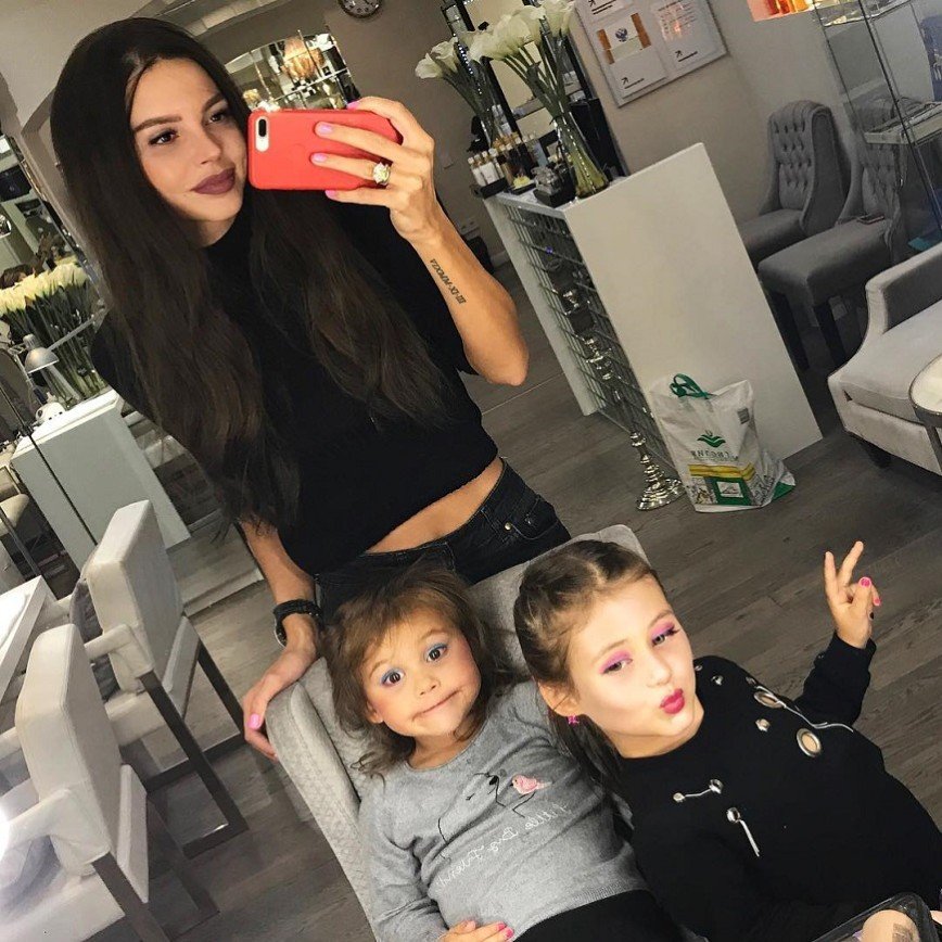 Оксана Самойлова ходит в салоны красоты только вместе с детьми