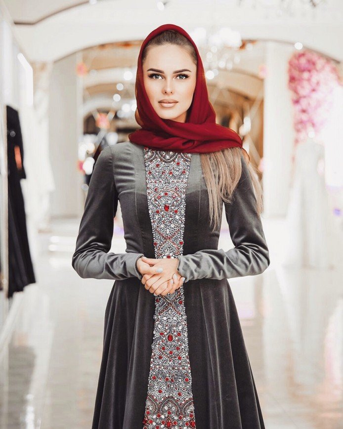 "Намного симпатичнее, чем в трусах": Ханна примерила мусульманский наряд