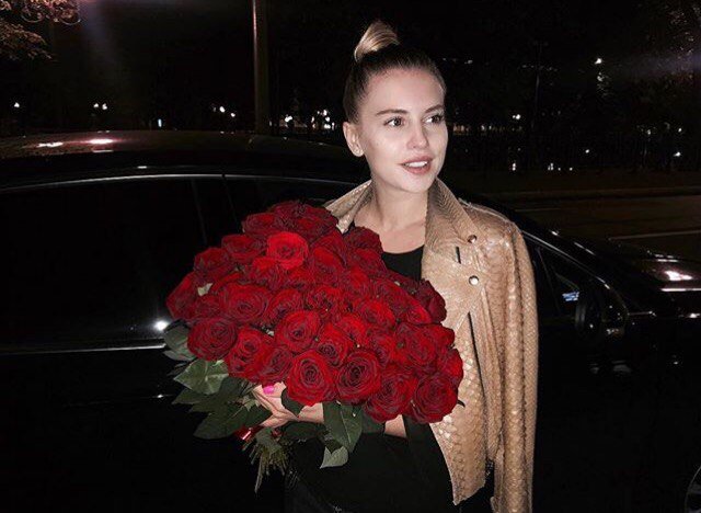 "А как же Женя?": Саша Артёмова принимает цветы от поклонника 