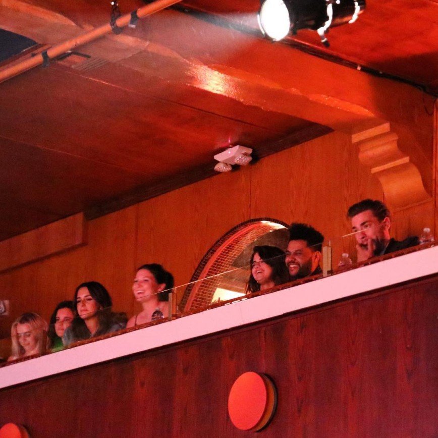 Селена Гомес и The Weeknd замечены во время свидания в комедийном клубе