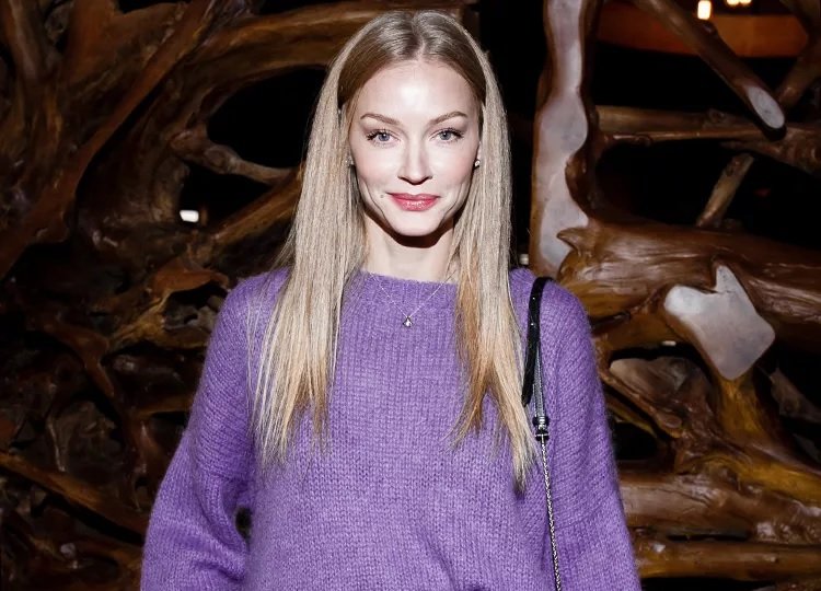 Образ дня: Светлана Ходченкова вышла в свет в кожаной юбке и вязаном свитере