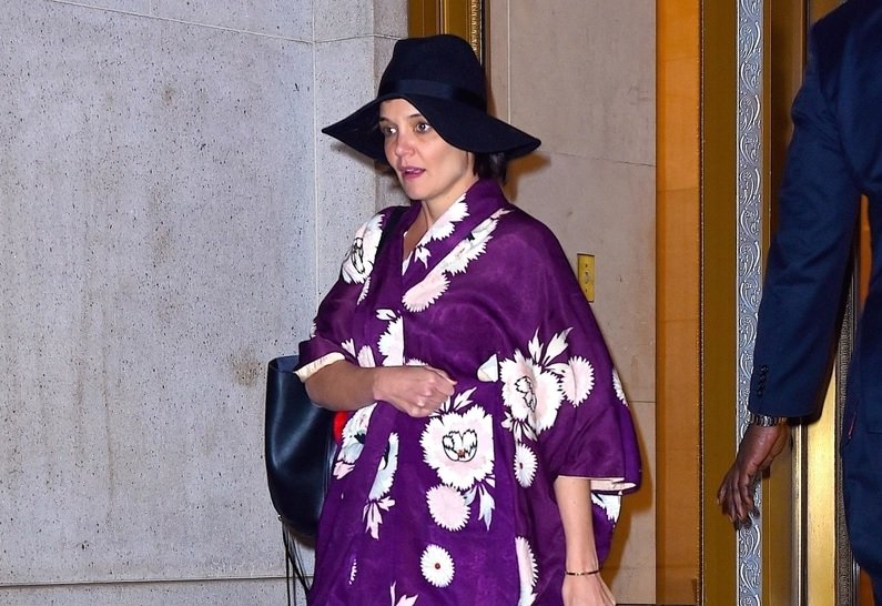 «Наймите ей стилиста!»: Кэти Холмс сходила на свидание в кимоно и шляпе
