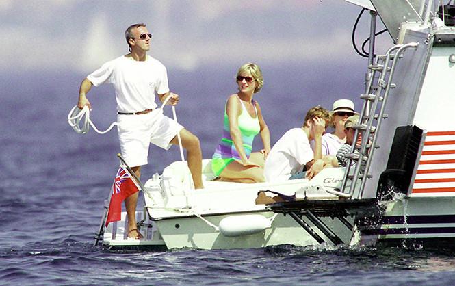 Принцесса Диана и принц Уильям (закрывается рукой) на яхте, 1997 год