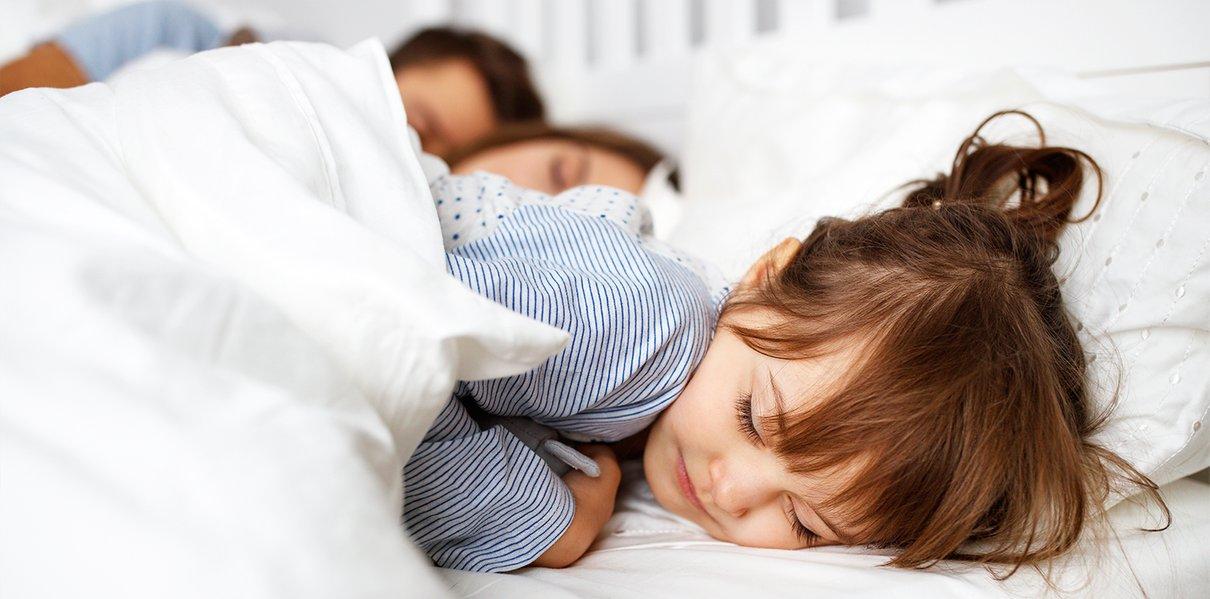Для улучшения сна нет волшебных таблеток, а причины плохого сна стоит искать в том, как проходит день ребёнка