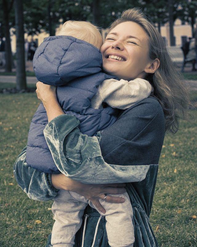 Карина Разумовская с сыном 