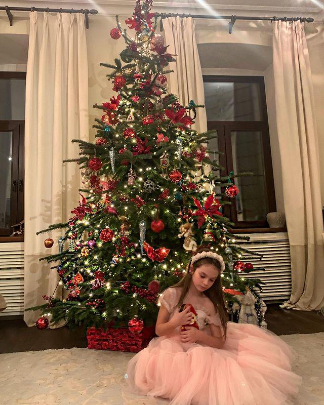 Дочь Ирины Гриневой под елкой «Рождественской»