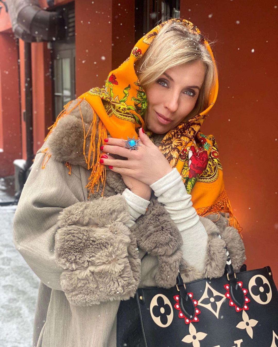 Светлана Бондарчук похвасталась растяжкой в соблазнительном комбинезоне