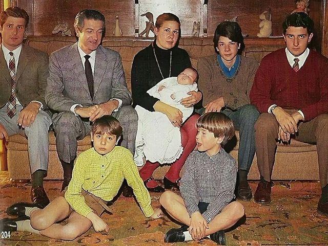 Каэтана Альба с первым мужем и детьми (5 сыновей и дочь на руках)