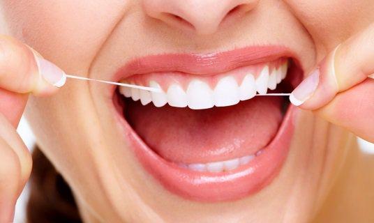Остатки пищи в полости рта — это источник питания бактерий
