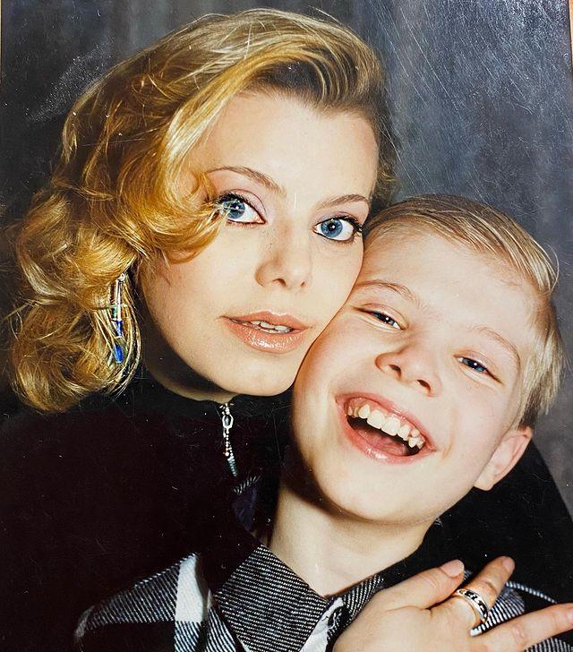 Яна Поплавская с сыном Климом 