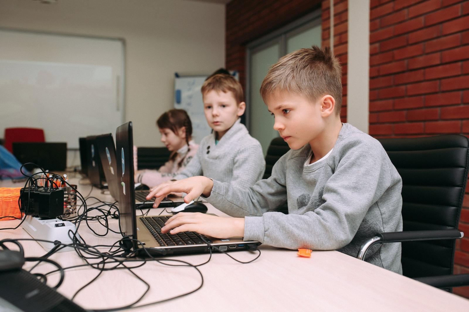В средней школе кружки по программированию интересуют 18% мальчиков и лишь 5% девочек