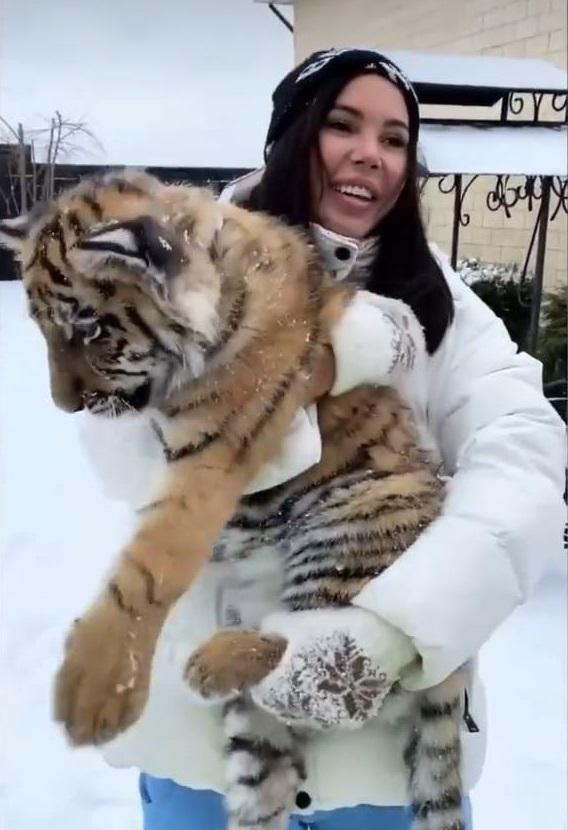 Оксана Самойлова с тигренком