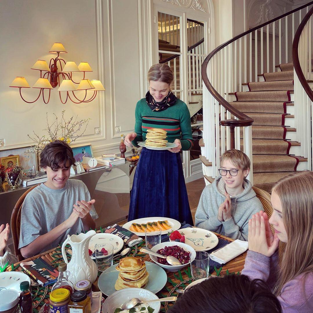 Наталья Водянова с детьми и их друзьями