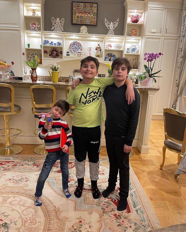 Интерьер квартиры Анны Нетребко и ее сын с гостями
