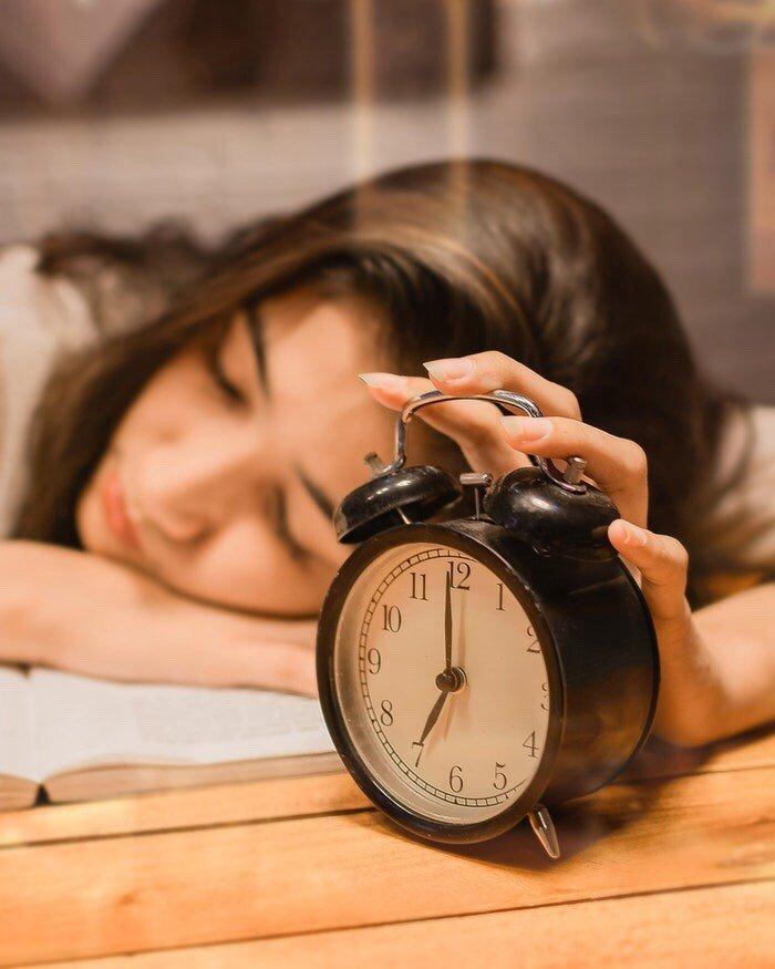 57% взрослых людей не просыпаются после первого сигнала будильника