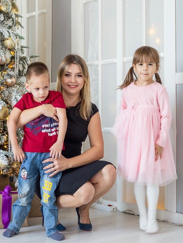 Юлия Ольхина с сыном и дочерью