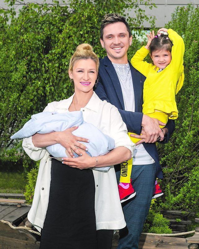 Татьяна Волосожар и Максим Траньков с дочерью и сыном
