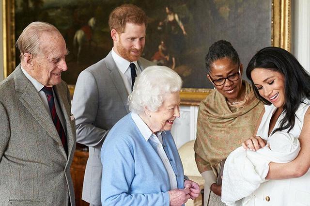 Принц Гарри и Меган Маркл с королевой Елизаветой II и ее мужем принцем Филиппом 