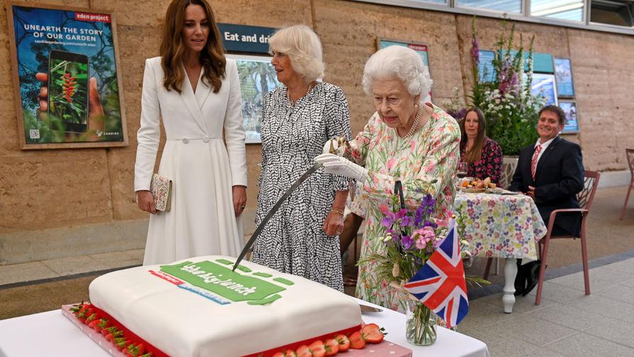 Королева Елизавета II режет торт