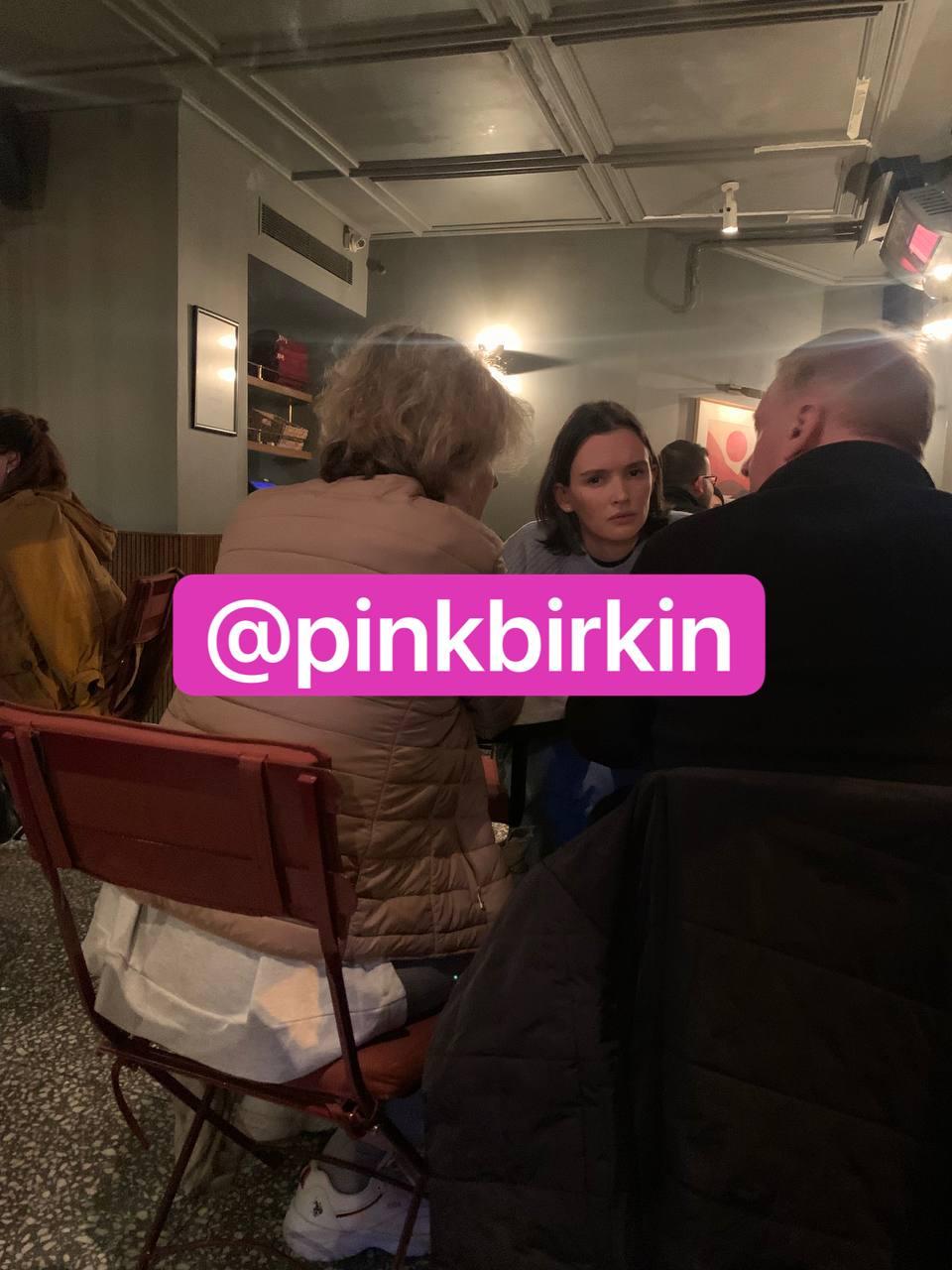 В ресторане Стамбула сфотографировали Паулину Андрееву за одним столиком с Анатолием Чубайсом и его женой Авдотьей Смирновой. Фото: Telegram-канал Pink Birkin